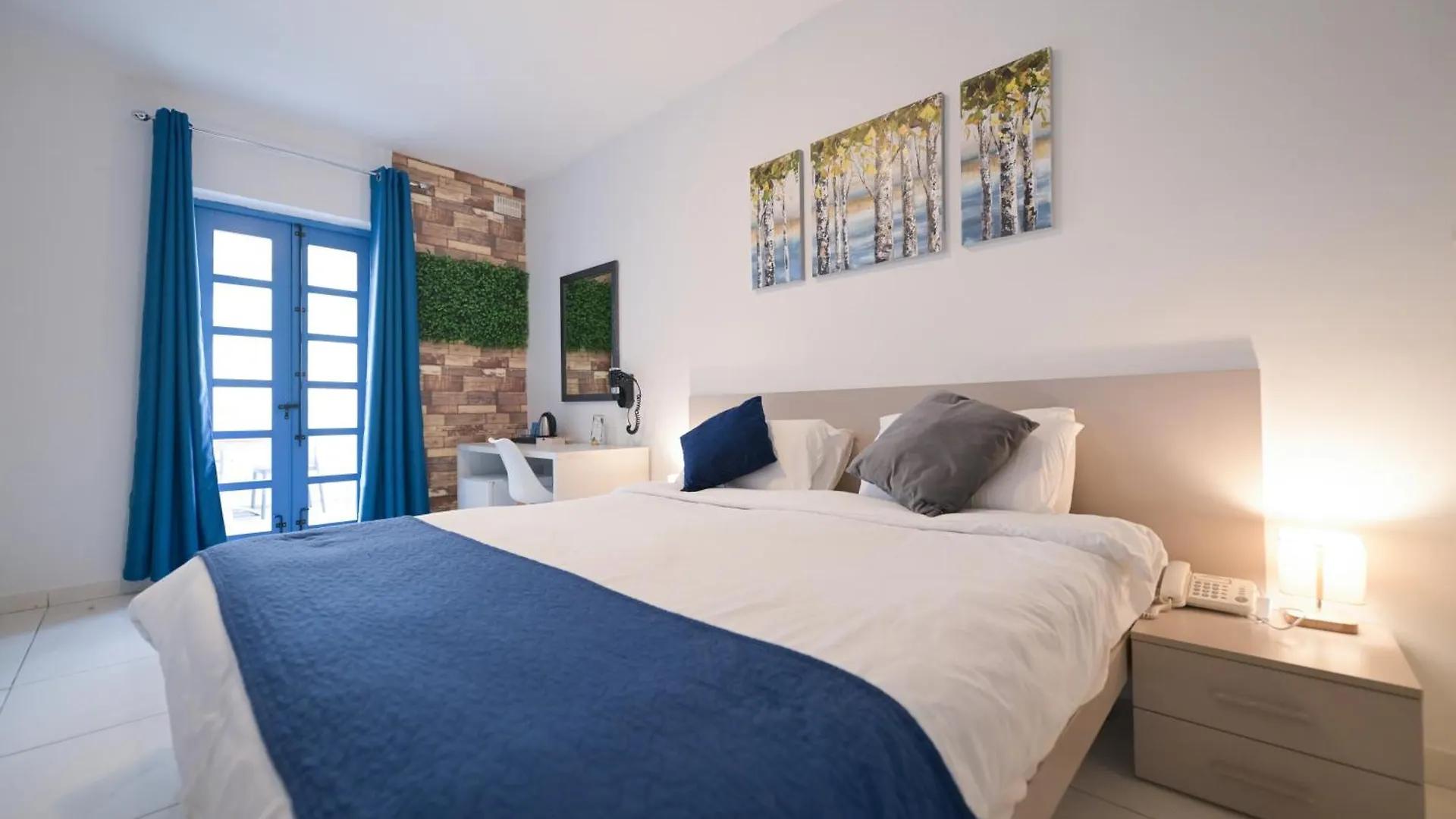 The Exiles Hotel Sliema 0*,  Malta